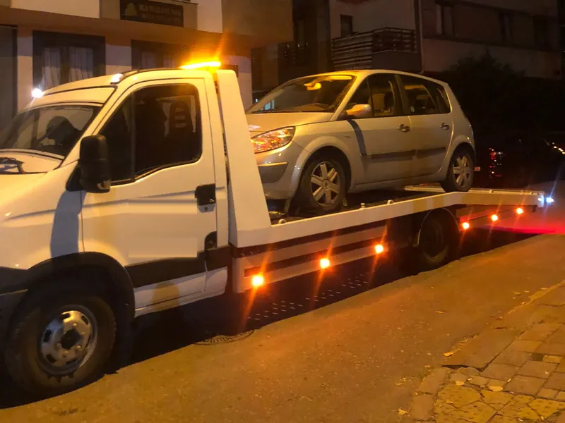 D-100 oto çekici – gece D-100 üzerinde araç taşıma