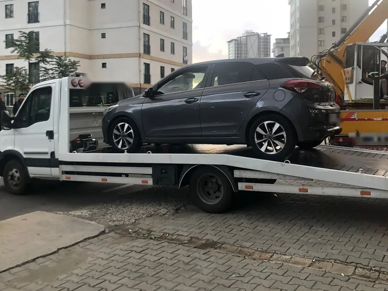 Ataşehir oto çekici – yüksek binaların arasında hatchback araç taşıma